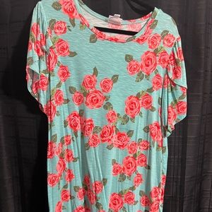 lularoe shirt over lay on the sleeve XL